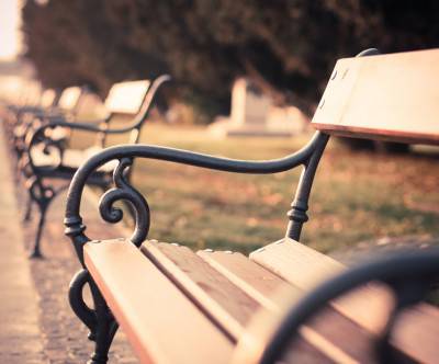 公園のベンチをセピア色で撮影した写真