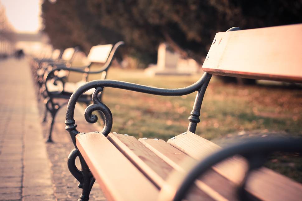 公園のベンチをセピア色で撮影した写真
