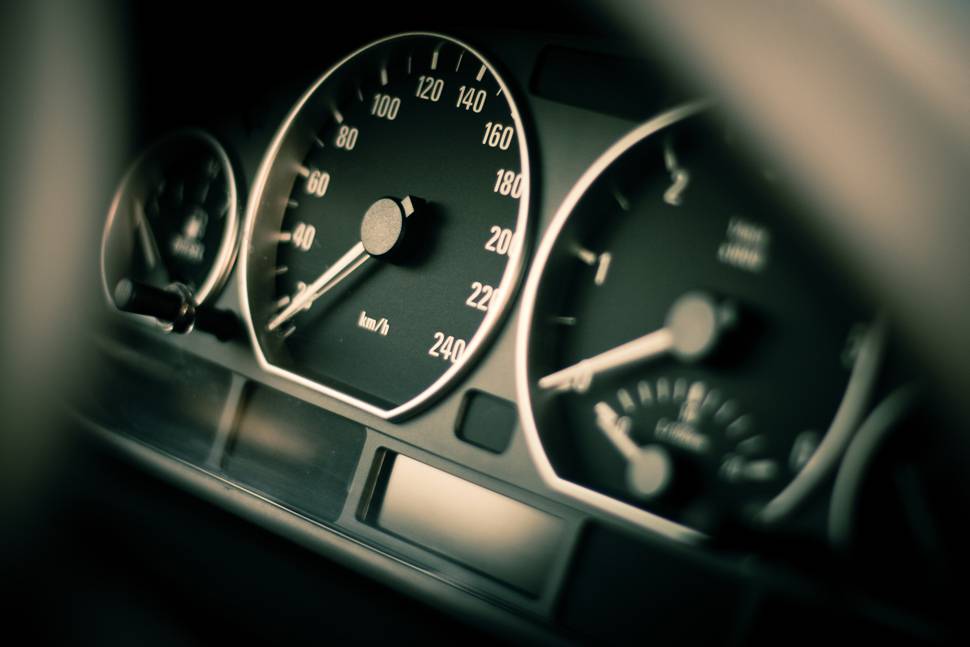 BMW車のスピードメーターの写真