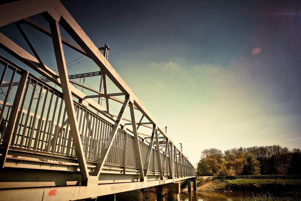 鉄橋を撮影したレトロ・ビンテージな写真