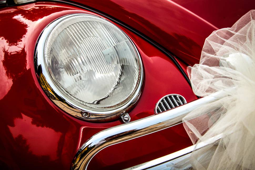 結婚式の装飾をした真っ赤な車の写真
