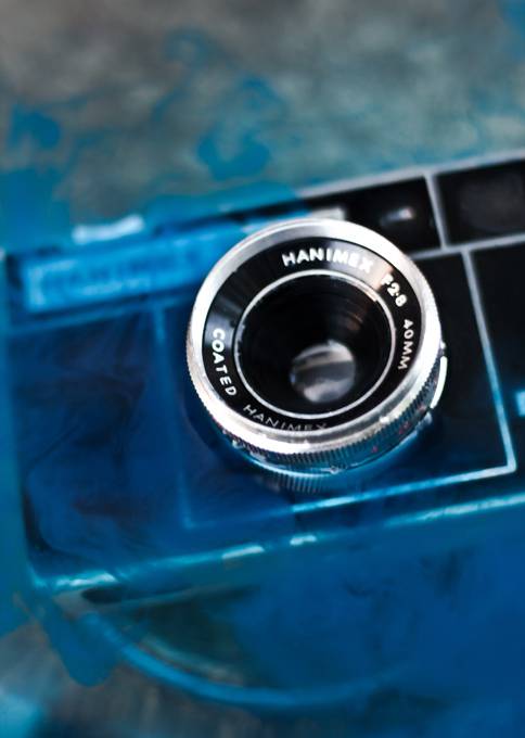 水没したカメラと青い絵の具を撮影した写真