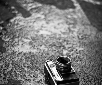 アスファルトの上のカメラのモノクロ写真