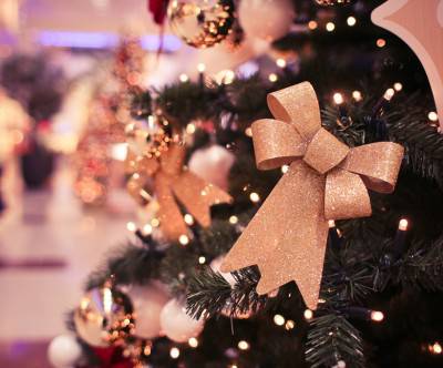 クリスマスツリーのリボンの綺麗な写真