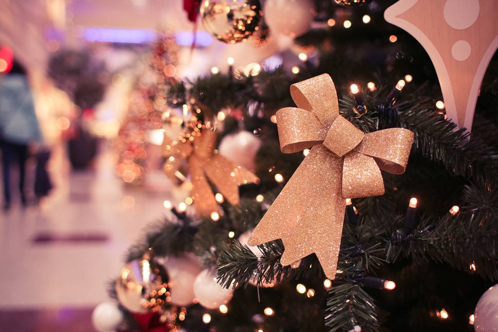 クリスマスツリーのリボンの綺麗な写真