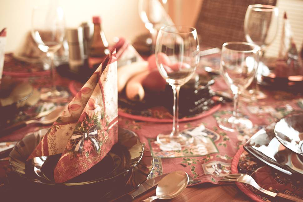 クリスマス柄で統一されたテーブルの写真