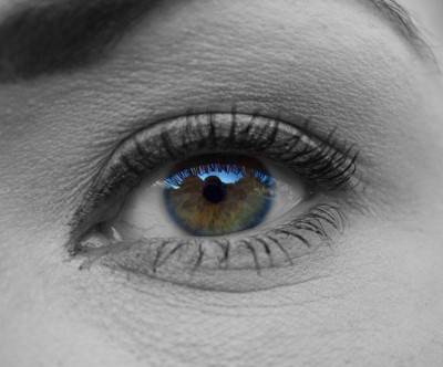 女性の瞳の超クローズアップの写真