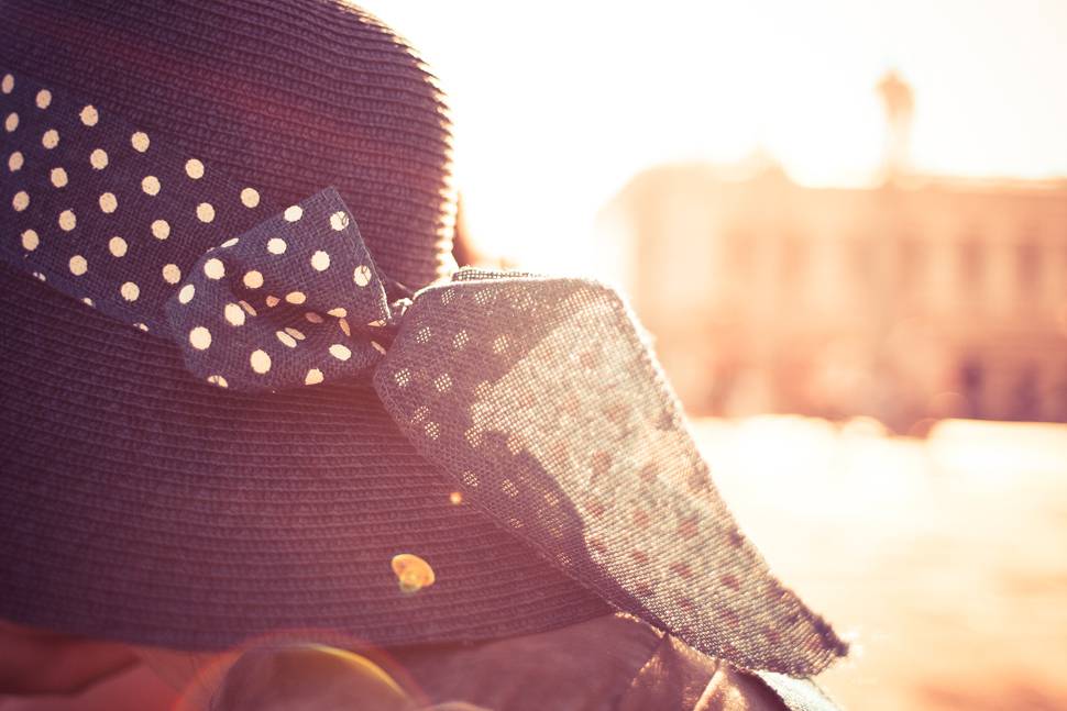 夕日に染まったリボンのついた帽子の写真