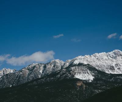 雪山の山脈を鮮明に写しだした写真