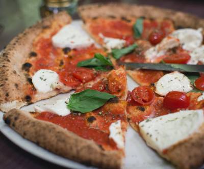 photo-italian-pizza-tomato-cheese