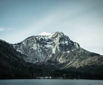 湖の向こうの巨大な雪山の清々しい写真