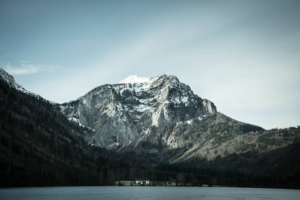 湖の向こうの巨大な雪山の清々しい写真