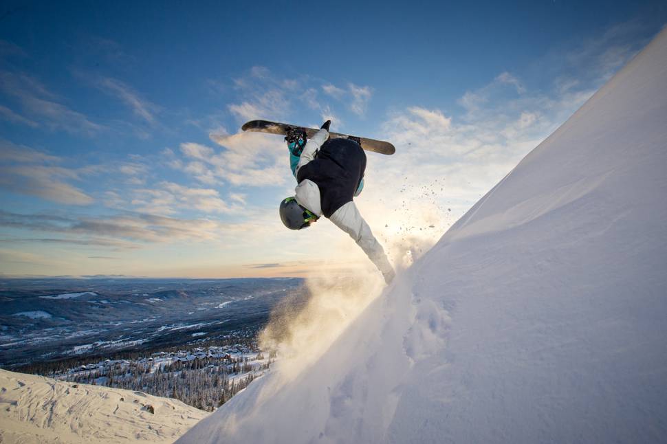 スノーボーダーと雪山の風景の美しい写真