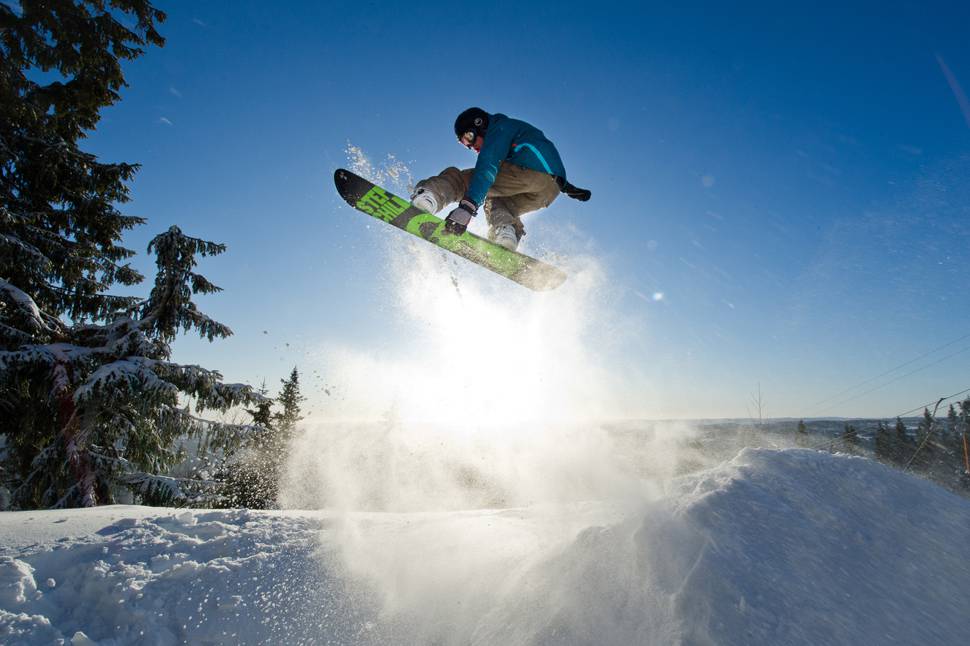 ジャンプを決めるスノーボーダーの写真