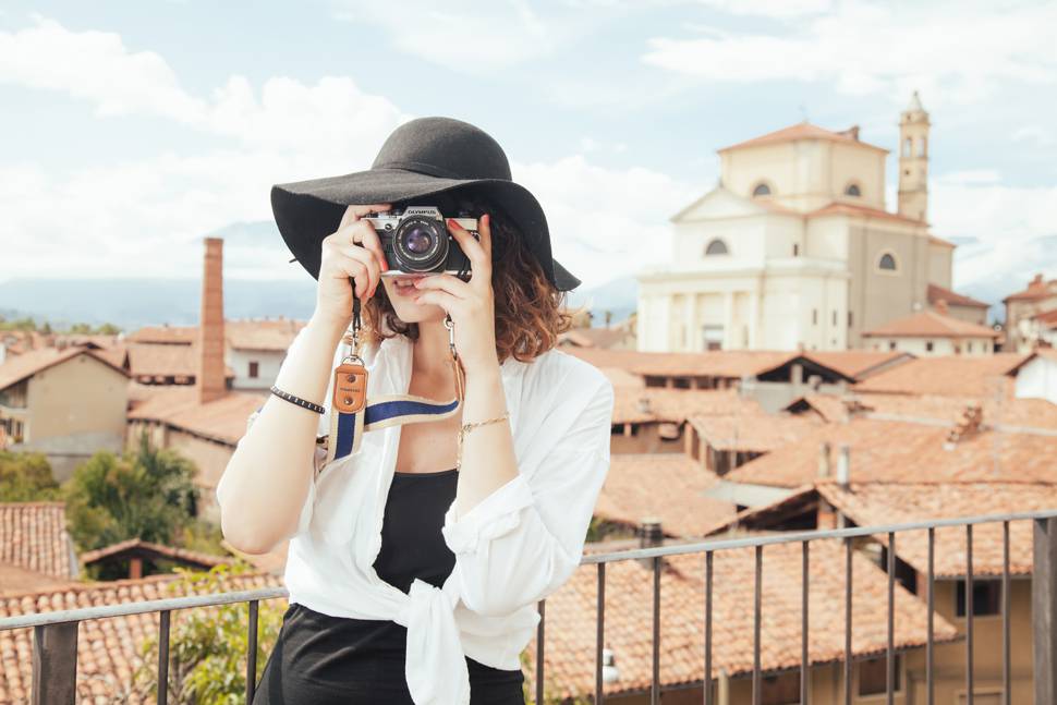 カメラを構える旅行中の女性のお洒落な写真