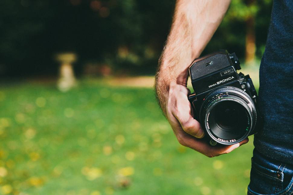 オールドカメラと男性の手元の写真