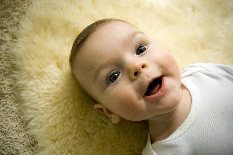 幸せそうに笑う赤ちゃんの表情の可愛い写真