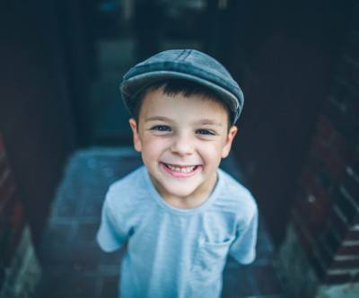 笑顔の少年を撮影した可愛いポートレート写真
