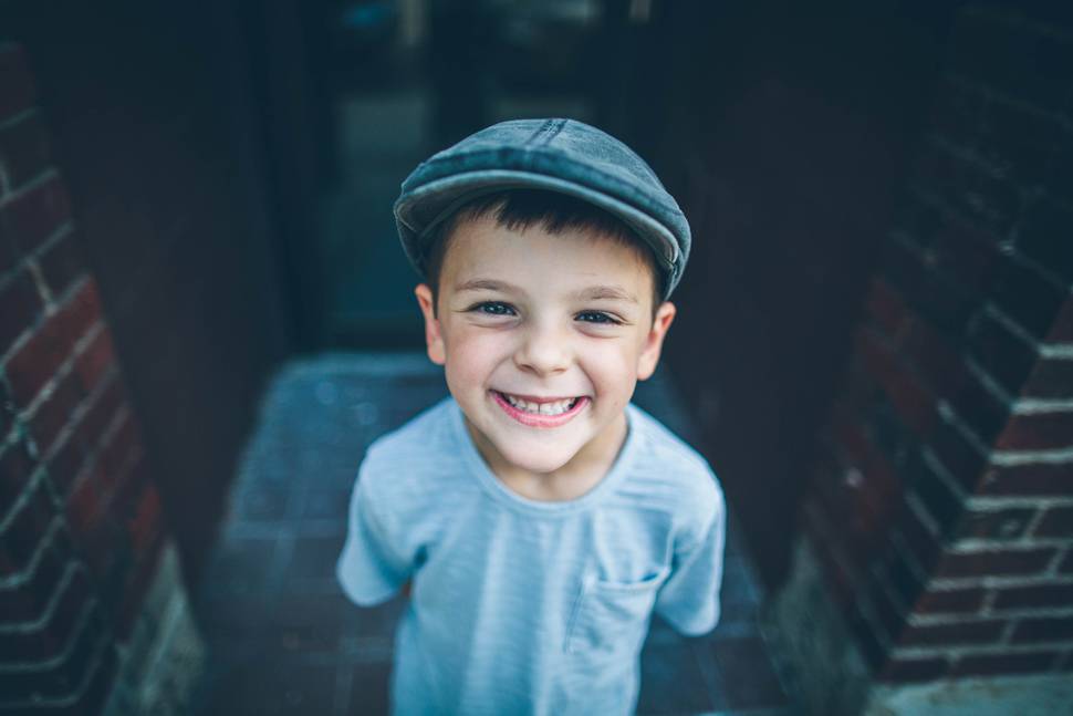 笑顔の少年を撮影した可愛いポートレート写真