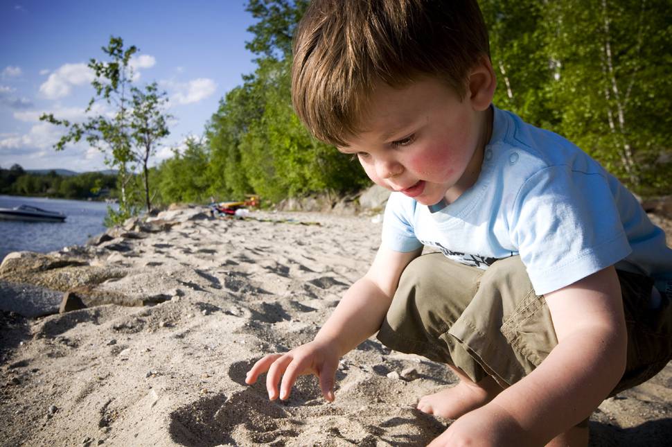 ビーチで砂遊びをする男の子の可愛い写真