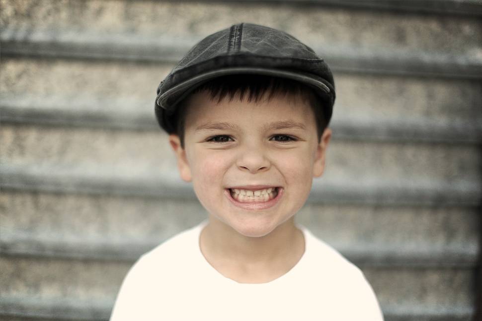 ハンチング帽子をかぶった男の子の写真