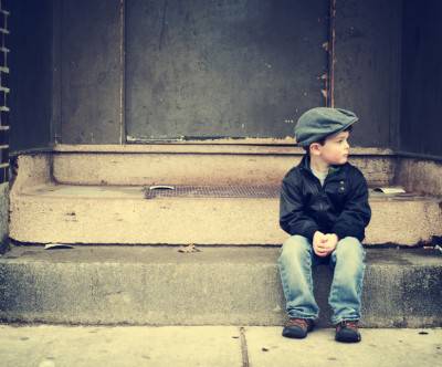 階段に座る男の子のストリート感のある写真