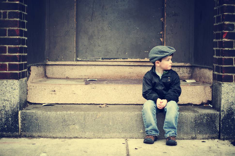 階段に座る男の子のストリート感のある写真