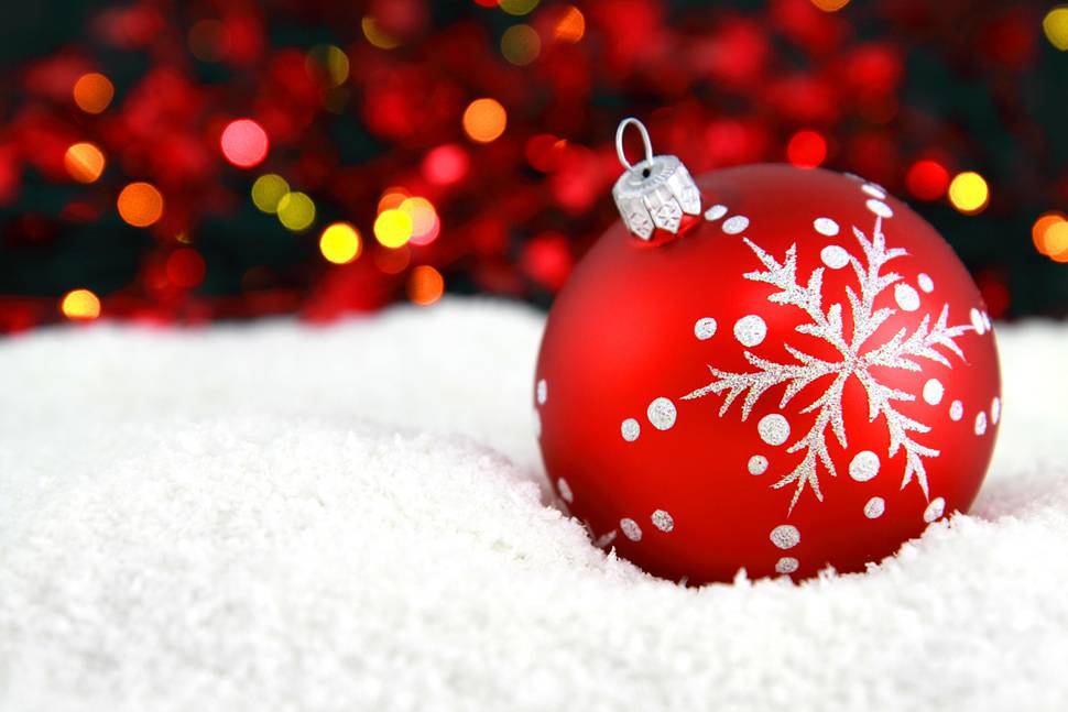 雪の上のクリスマスボールの高級感ある写真