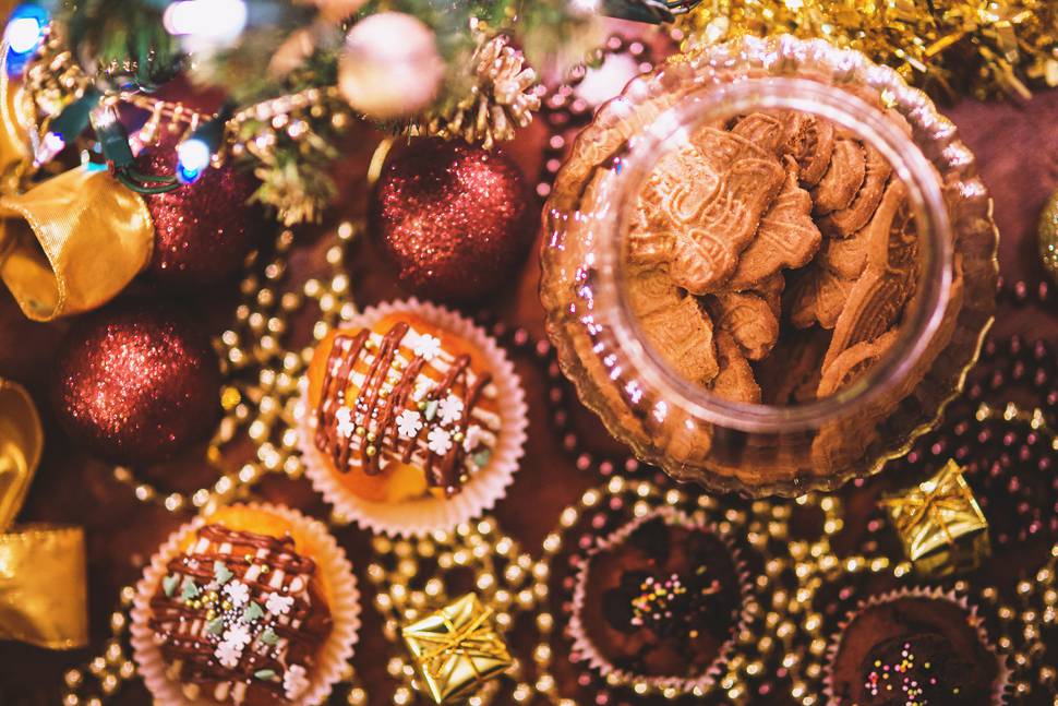 クリスマスクッキーやカップケーキの写真