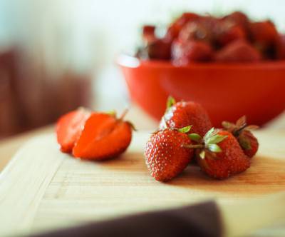 photo-cut-strawberries-rede-bokeh