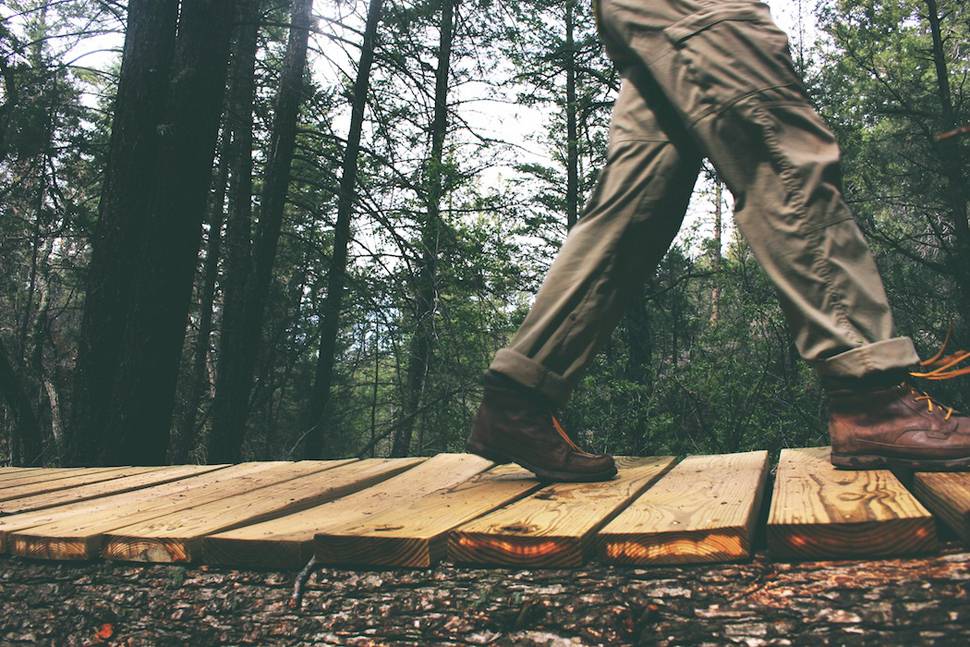森を歩く男性の足元のクローズアップの写真