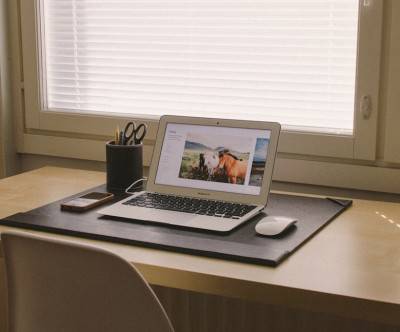 photo-macbook-desk-window-clean