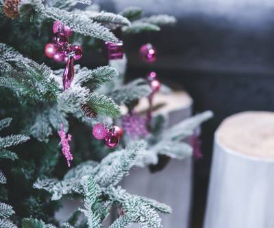 photo-purple-christmas-tree-decorations