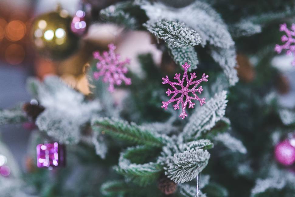 雪の結晶型のクリスマスツリー飾りの写真