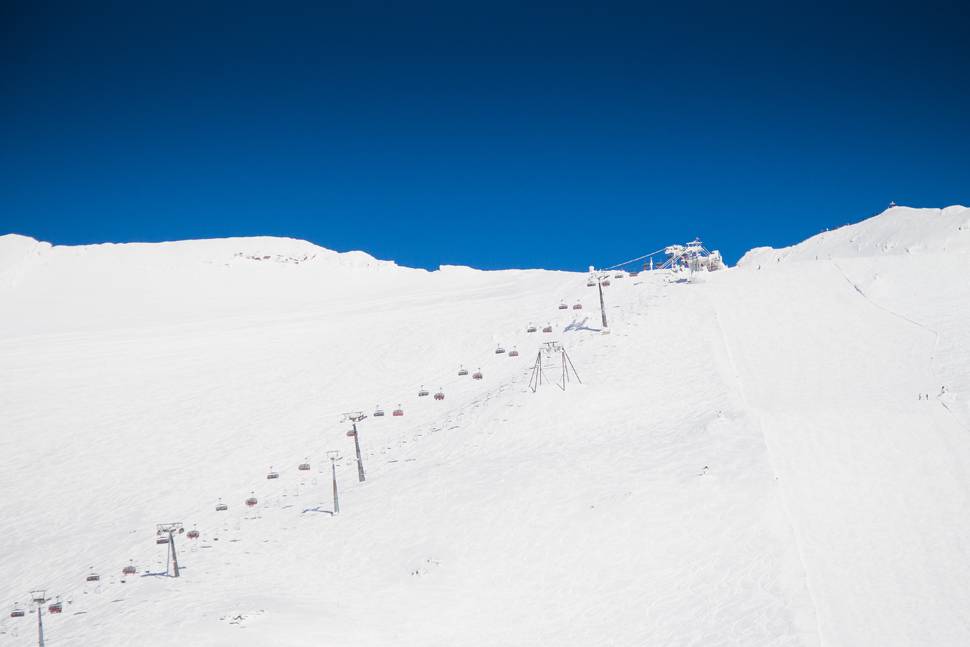 雲ひとつ無い青空の美しいスキー場の写真