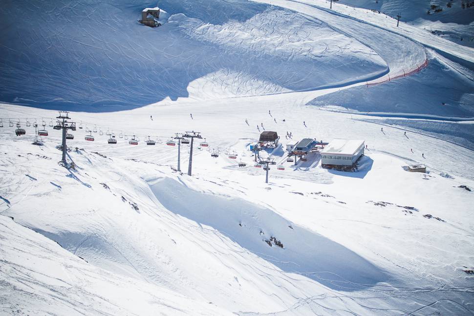 スキー場のリフトを上空から撮影した写真