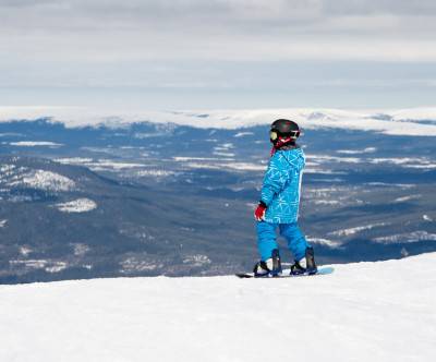 スノーボーダーの男の子と美しい雪景色の写真