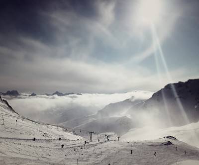 雪山の頂上のスキー場を撮影した絶景な写真