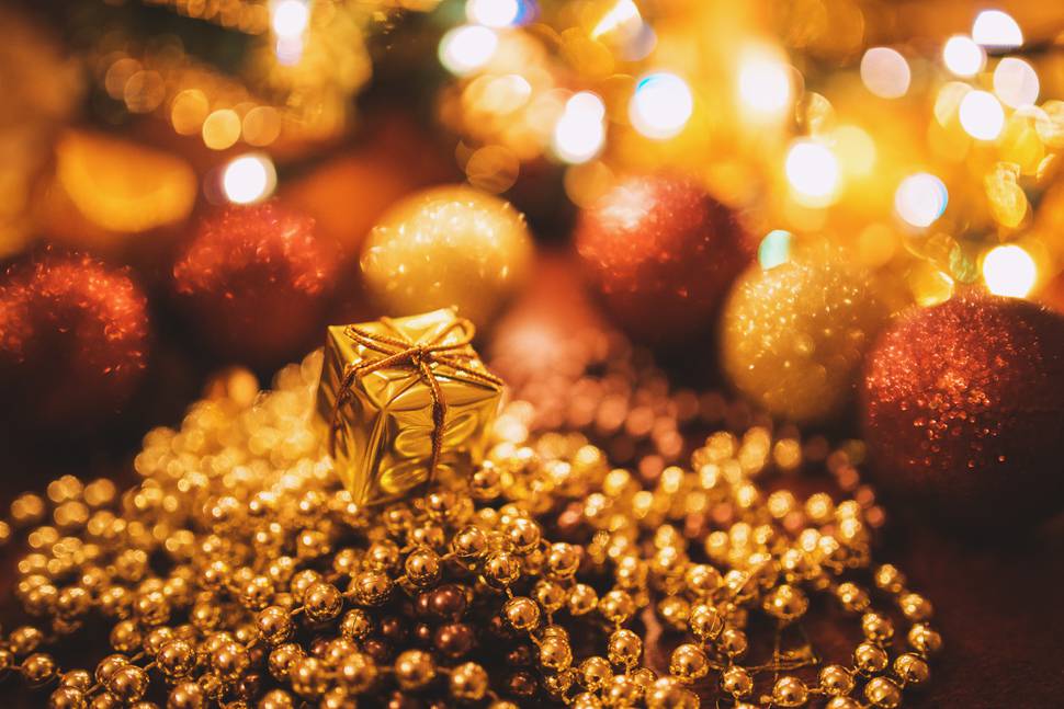ゴールドのクリスマスプレゼント箱の写真