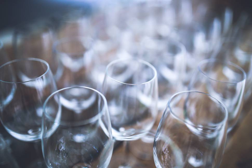 ワイングラスを青系の色調で撮影した写真