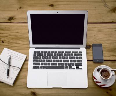 photo-wood-desk-macbookair-iphone-coffee-notebook