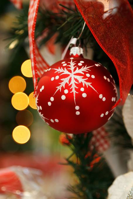光沢感のある赤いクリスマスボールの写真