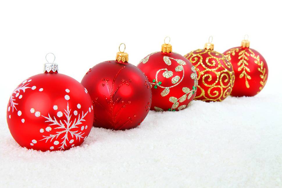 色々な種類の赤いクリスマスボールの写真