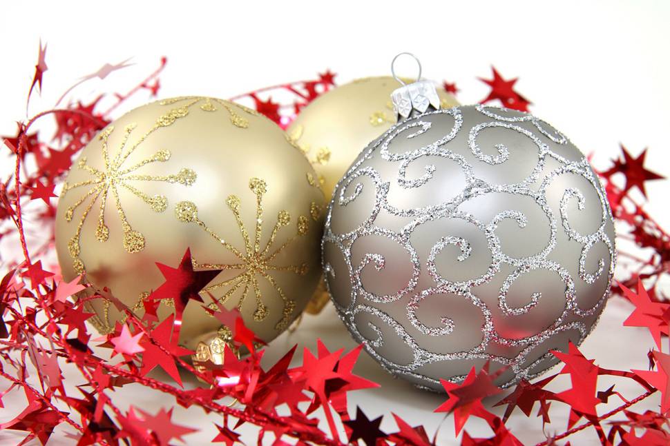ゴールドとシルバーのクリスマスボールの写真