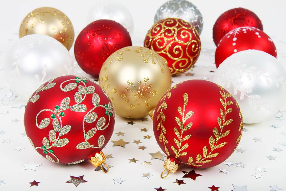 赤・金・銀のクリスマスボールを並べた写真