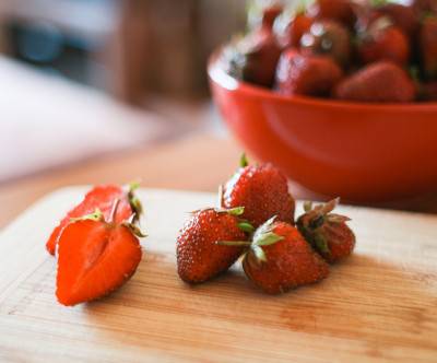 photo-yummy-strawberries-cutting-board