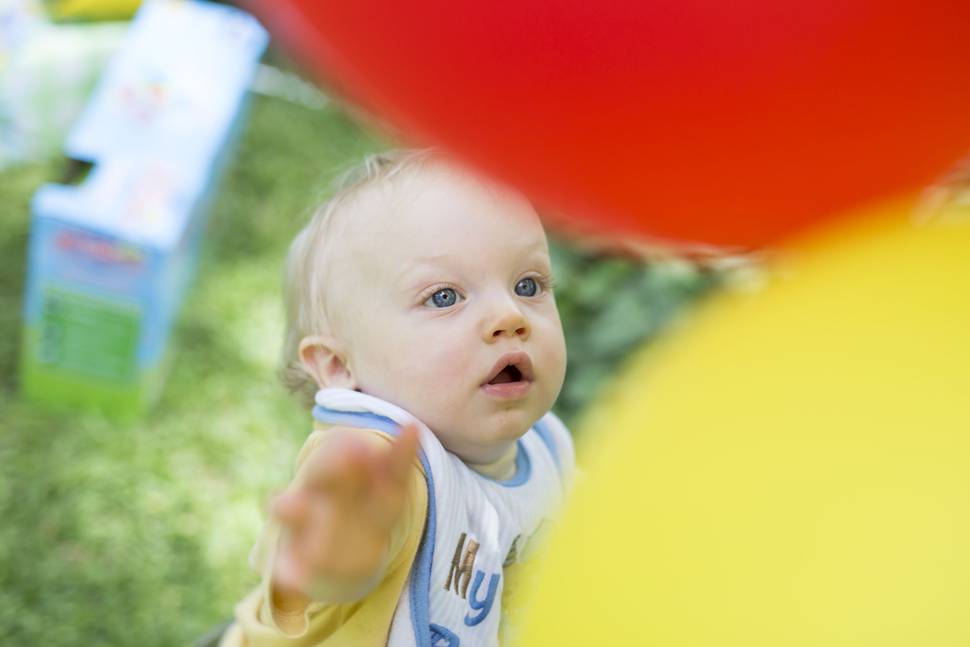 風船で遊ぶ赤ちゃんのカラフルで可愛い写真