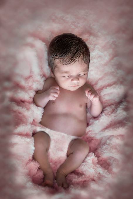胎児のポーズで眠る赤ちゃんの神秘的な写真