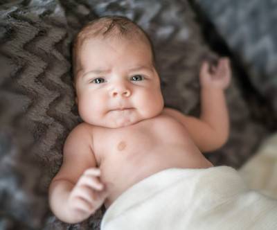 複雑な表情の赤ん坊を撮影したクールな写真
