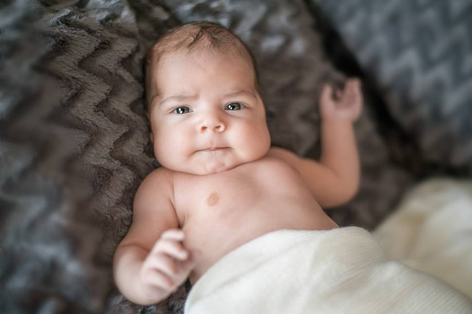 複雑な表情の赤ん坊を撮影したクールな写真